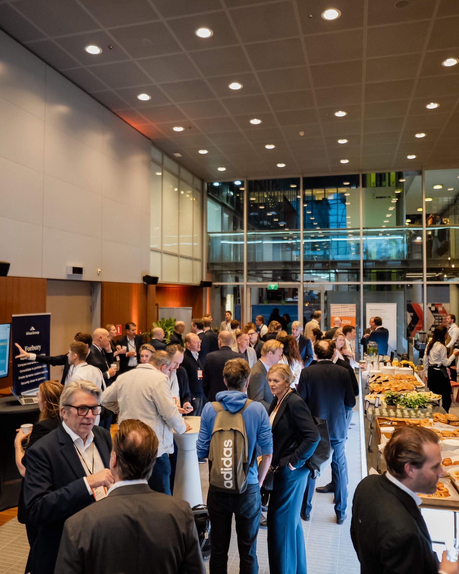 Bar en zitgedeelte in de Foyer van WTC Amsterdam