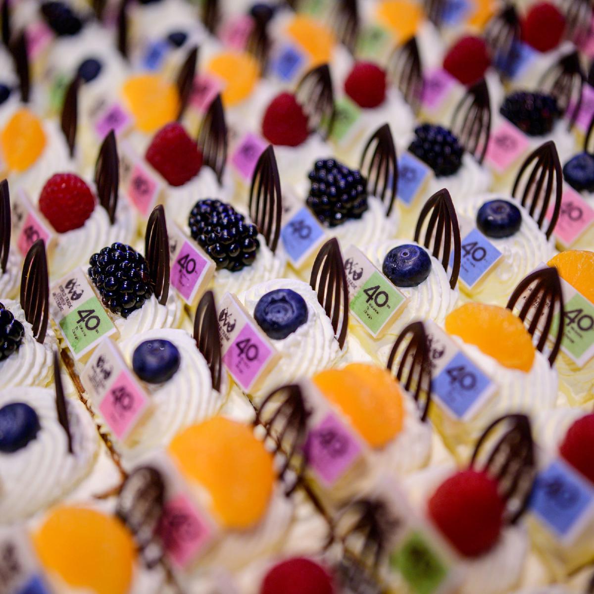 Taartjes met vers fruit en 40-jarig jubileumlabel van WTC Amsterdam