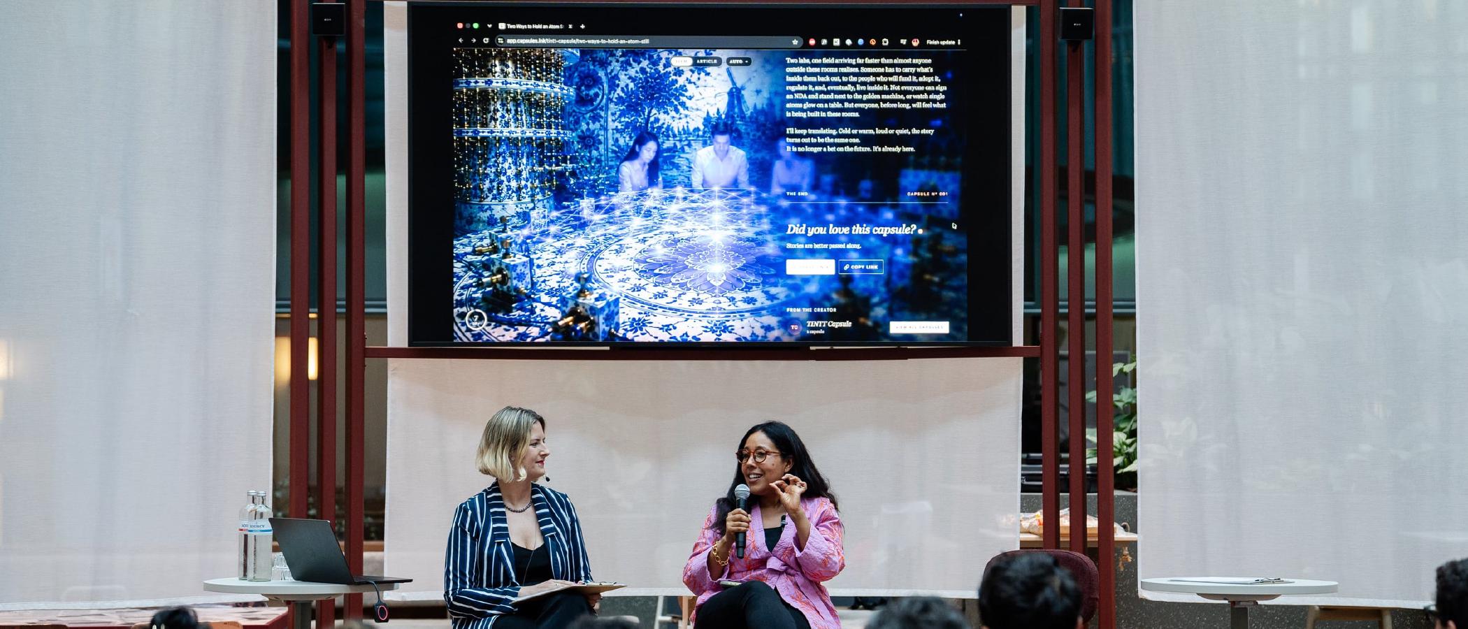 Central Stage panelgesprek op het scherm