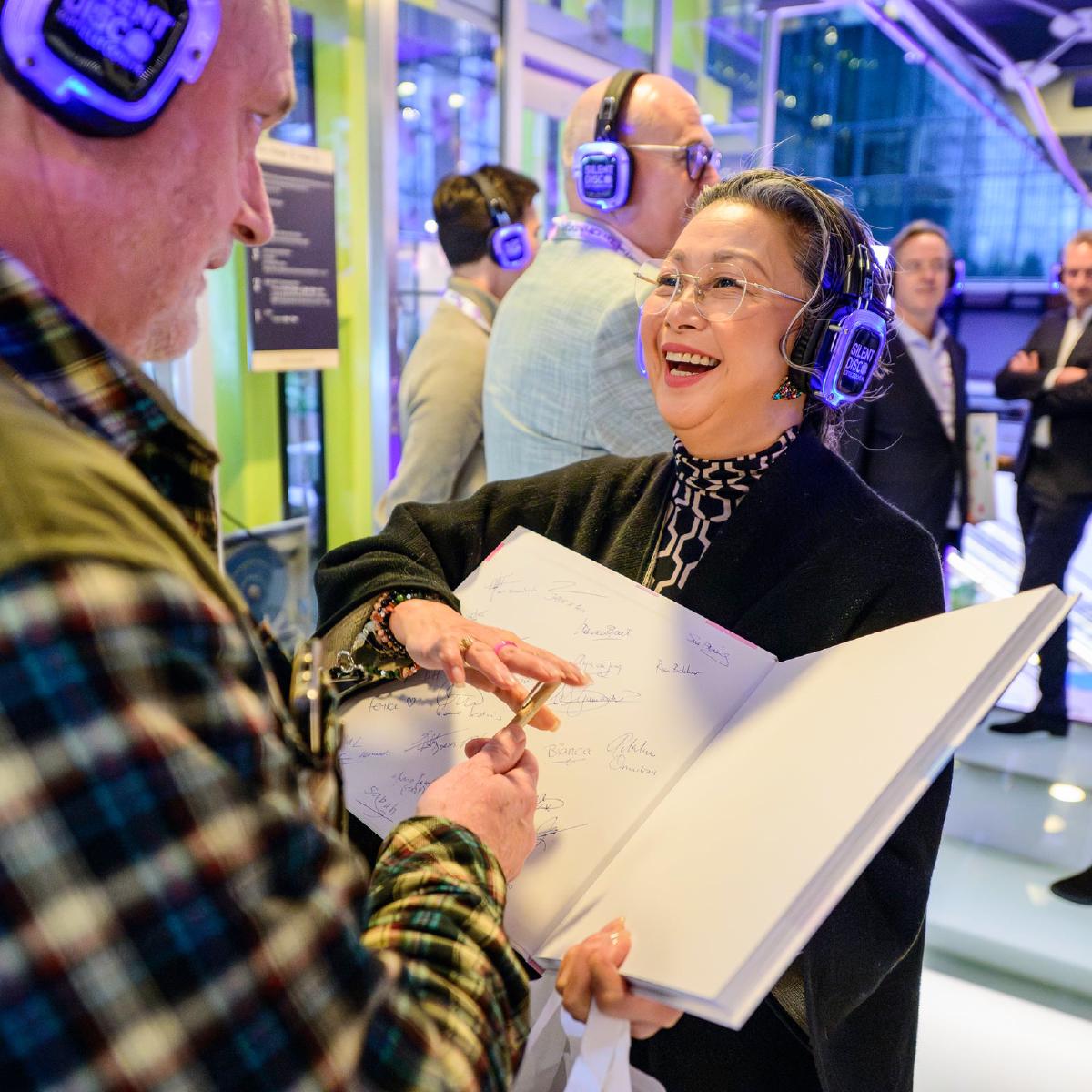 Bezoekers met silent disco koptelefoons tijdens de Discovery Tour bij WTC Amsterdam
