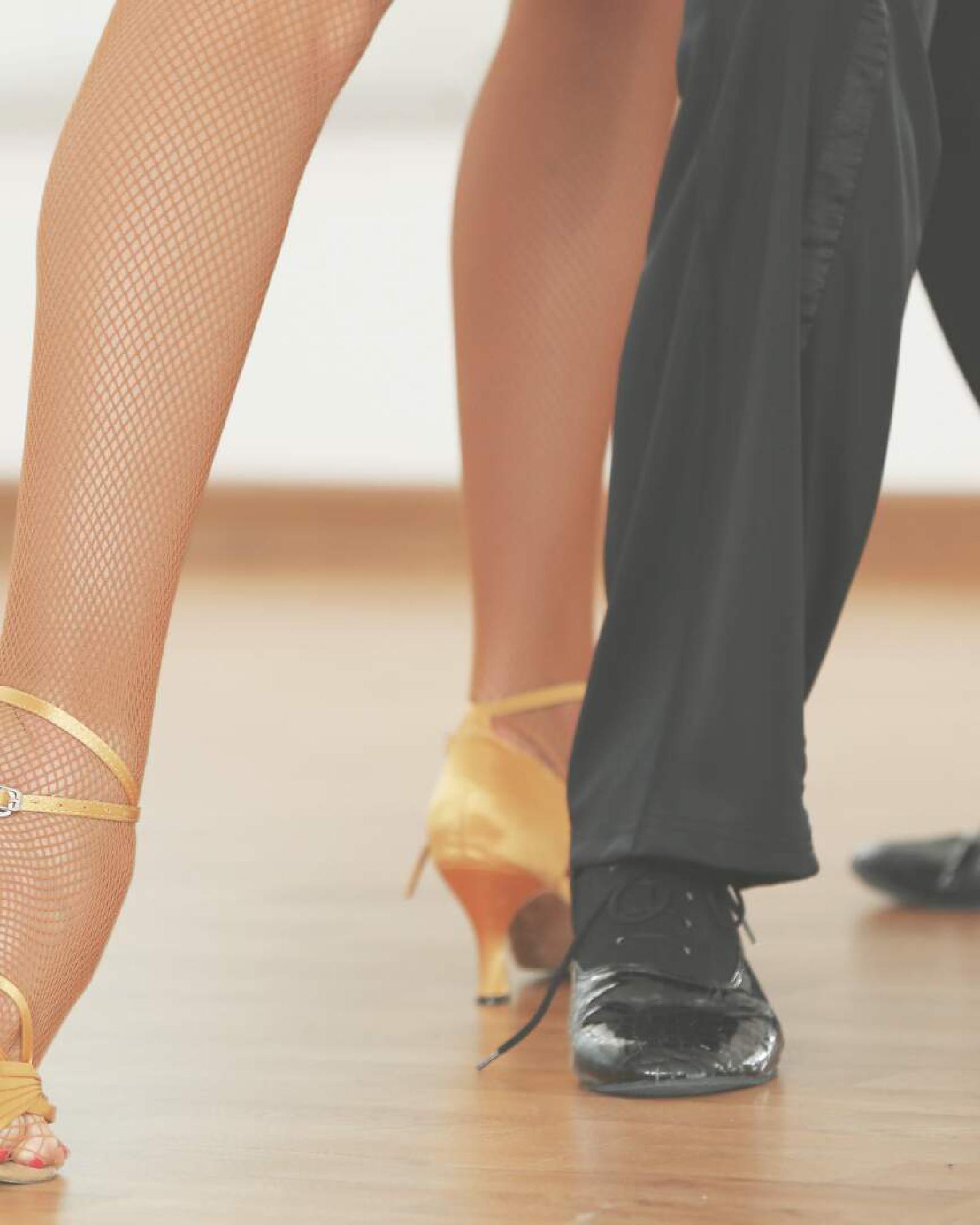 Salsa workshop with sangria and pinchos