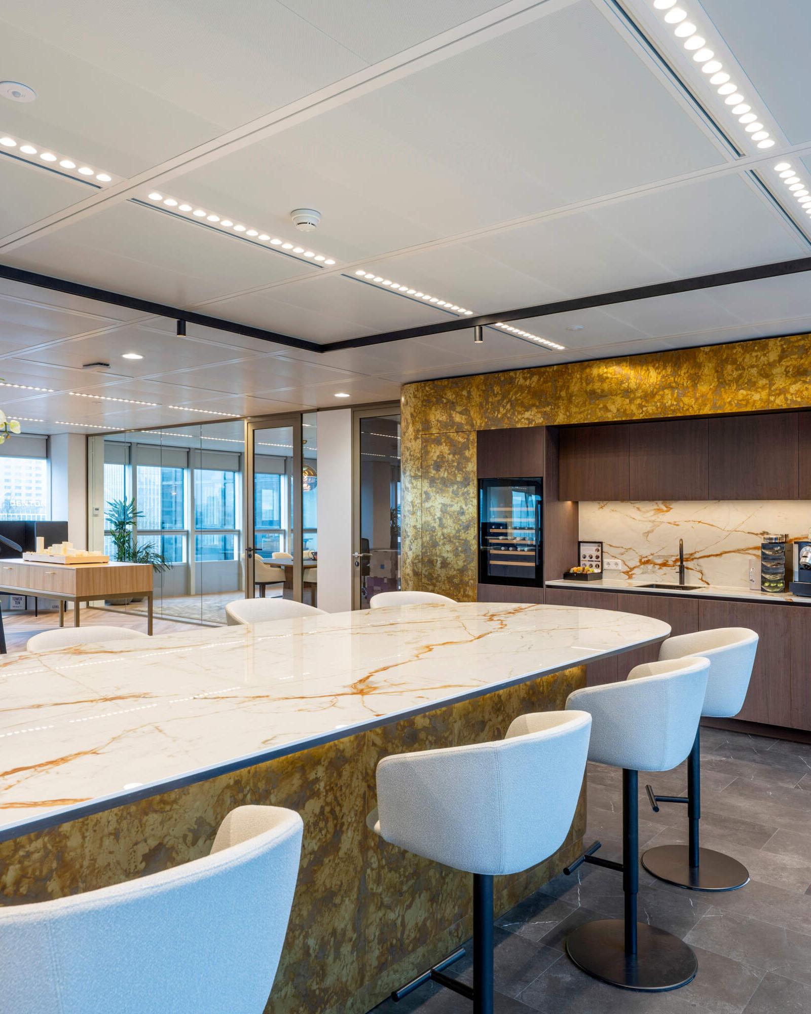 Keuken en vergaderruimte in een Turnkey office bij WTC Amsterdam